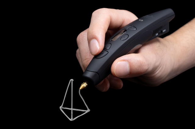3Doodler的最新3D打印笔可让专业人士使用金属和木材进行绘制